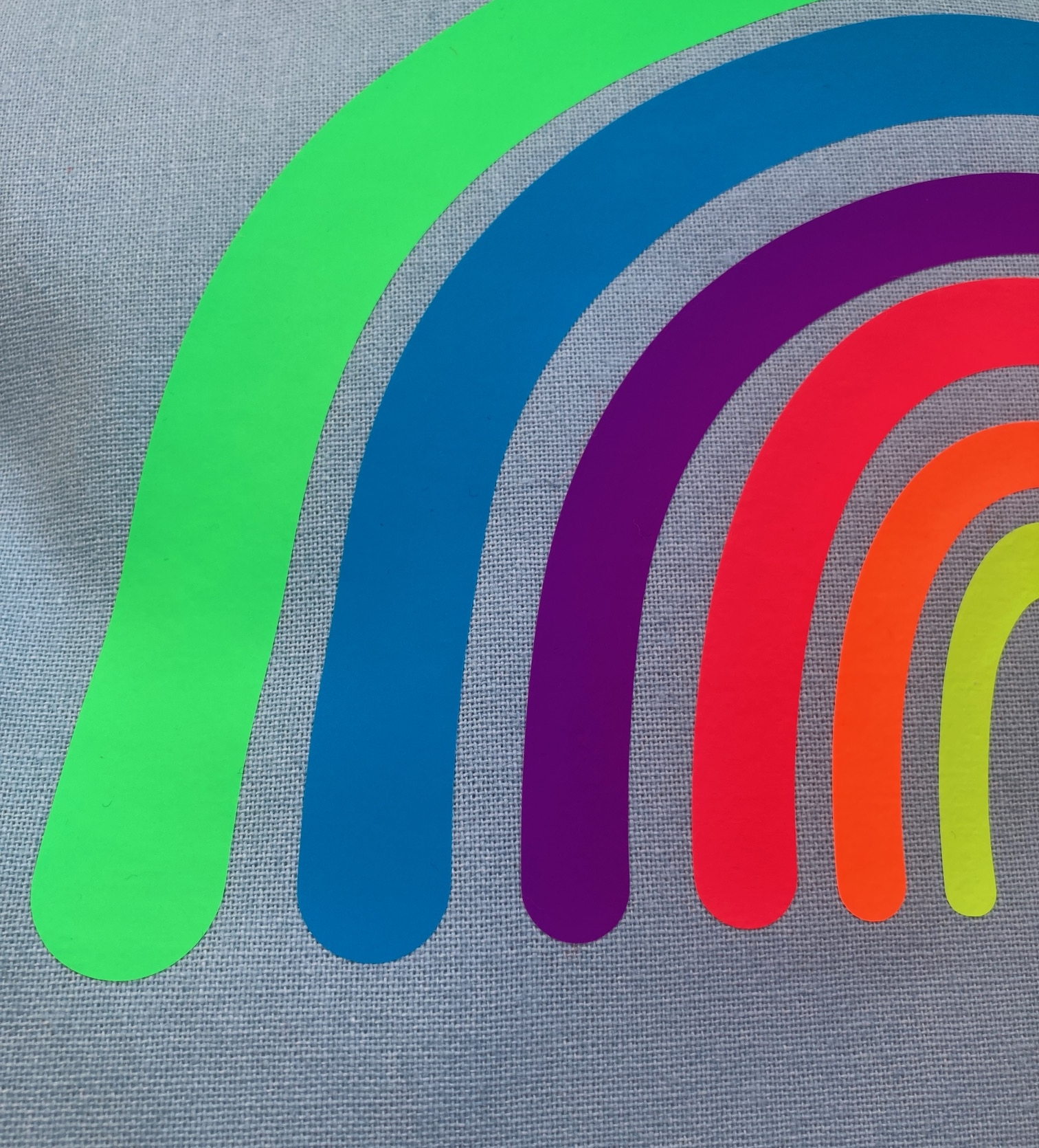 Kissenhülle mit Regenbogen in Neonfarben, hellblau/orange