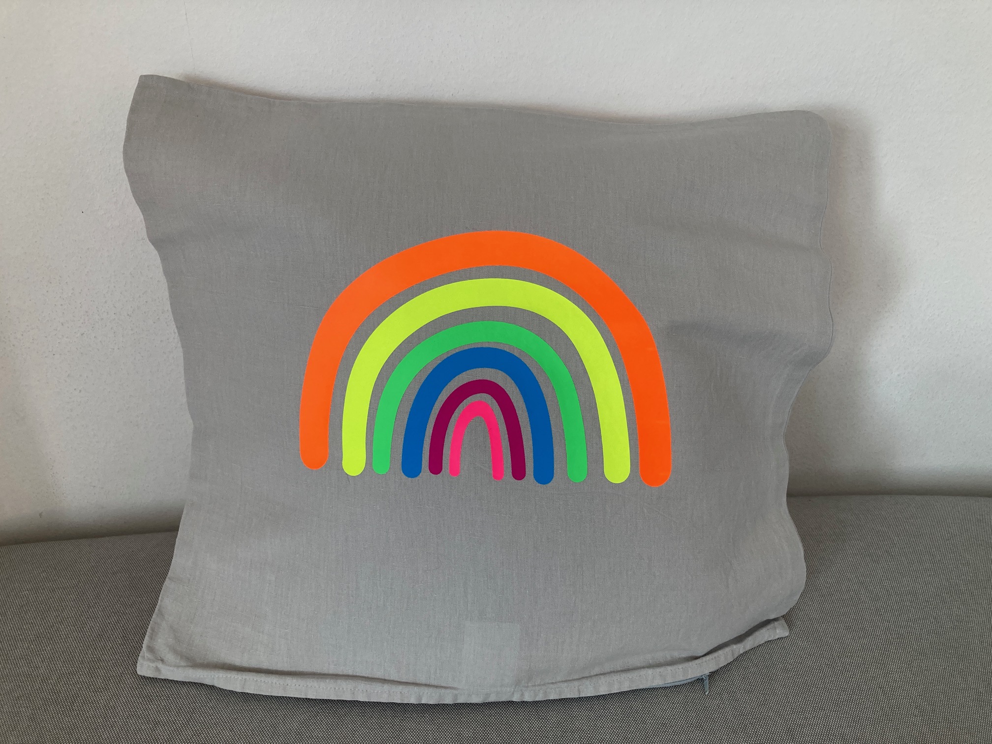 Kissenhülle mit Regenbogen in Neonfarben, hellgrau/orange