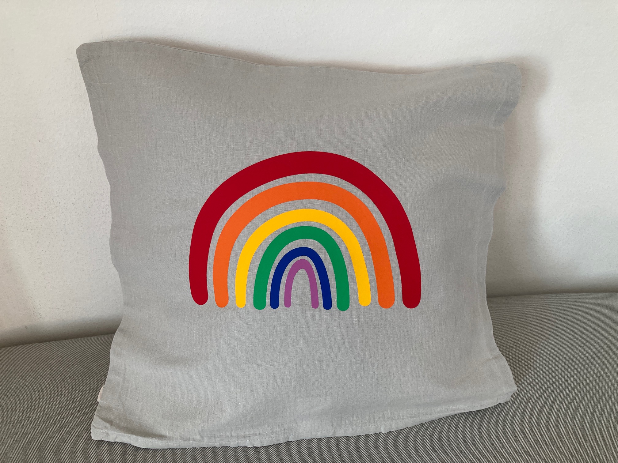 Kissenhülle mit Regenbogen, hellgrau/rot