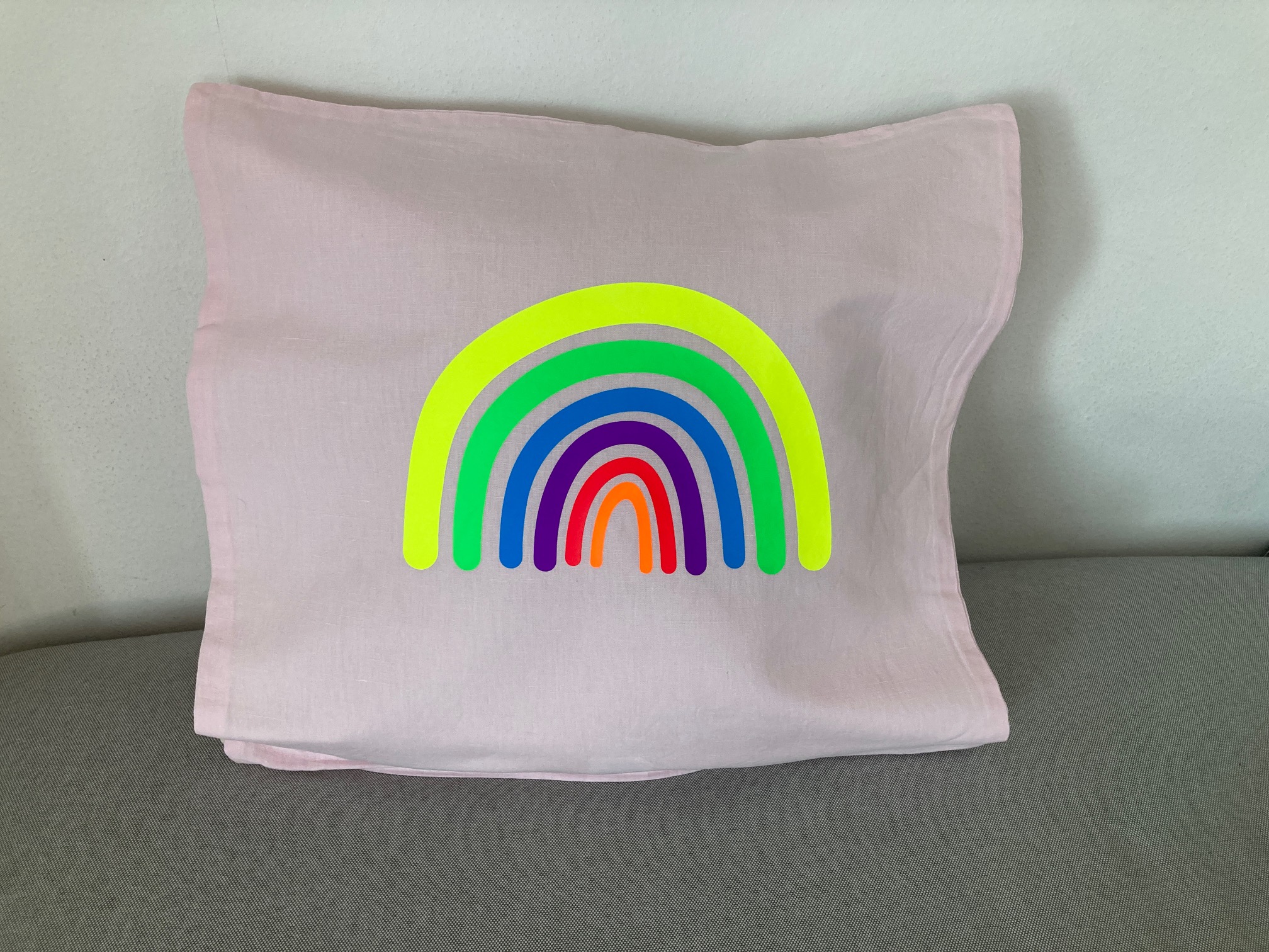 Kissenhülle mit Regenbogen in Neonfarben, hellrosa/gelb