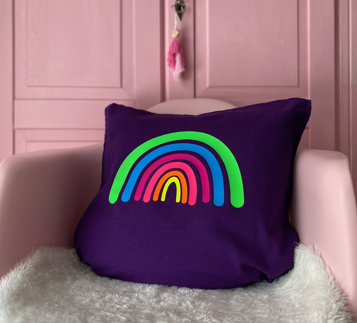 Kissenhülle mit Regenbogen in Neonfarben, lila/grün