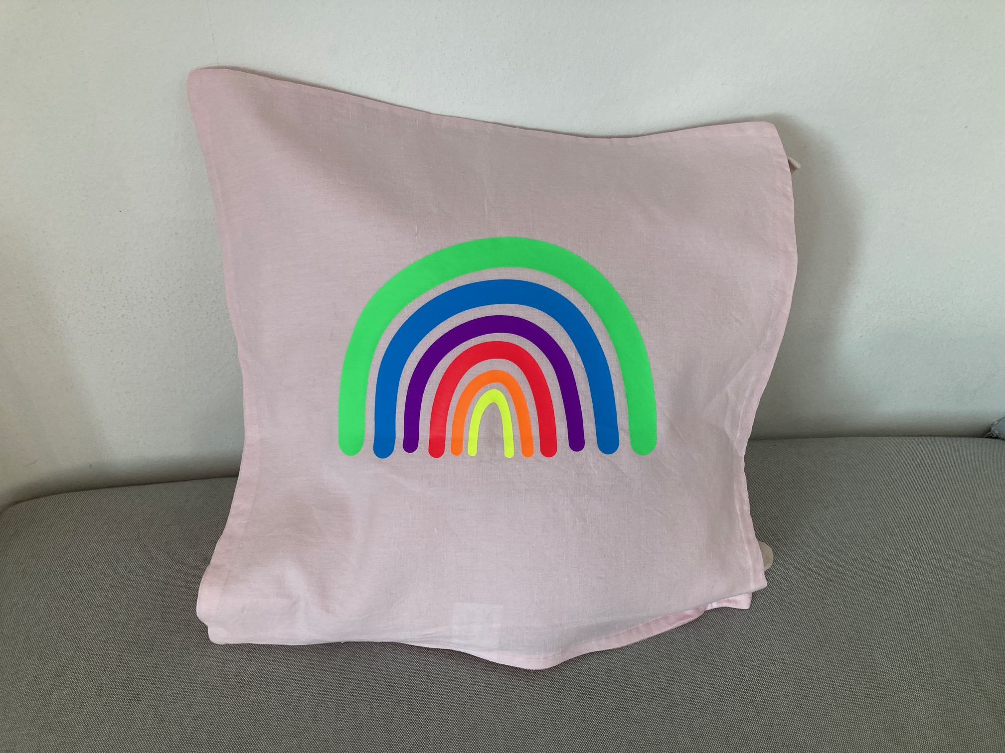 Kissenhülle mit Regenbogen in Neonfarben, hellrosa/grün