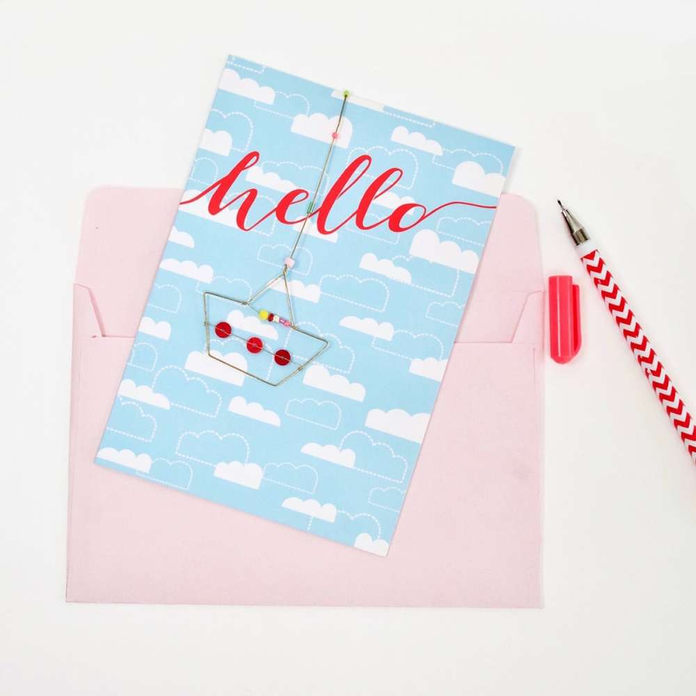 Klappkarte "hello" mit Umschlag und kleinem Anhänger