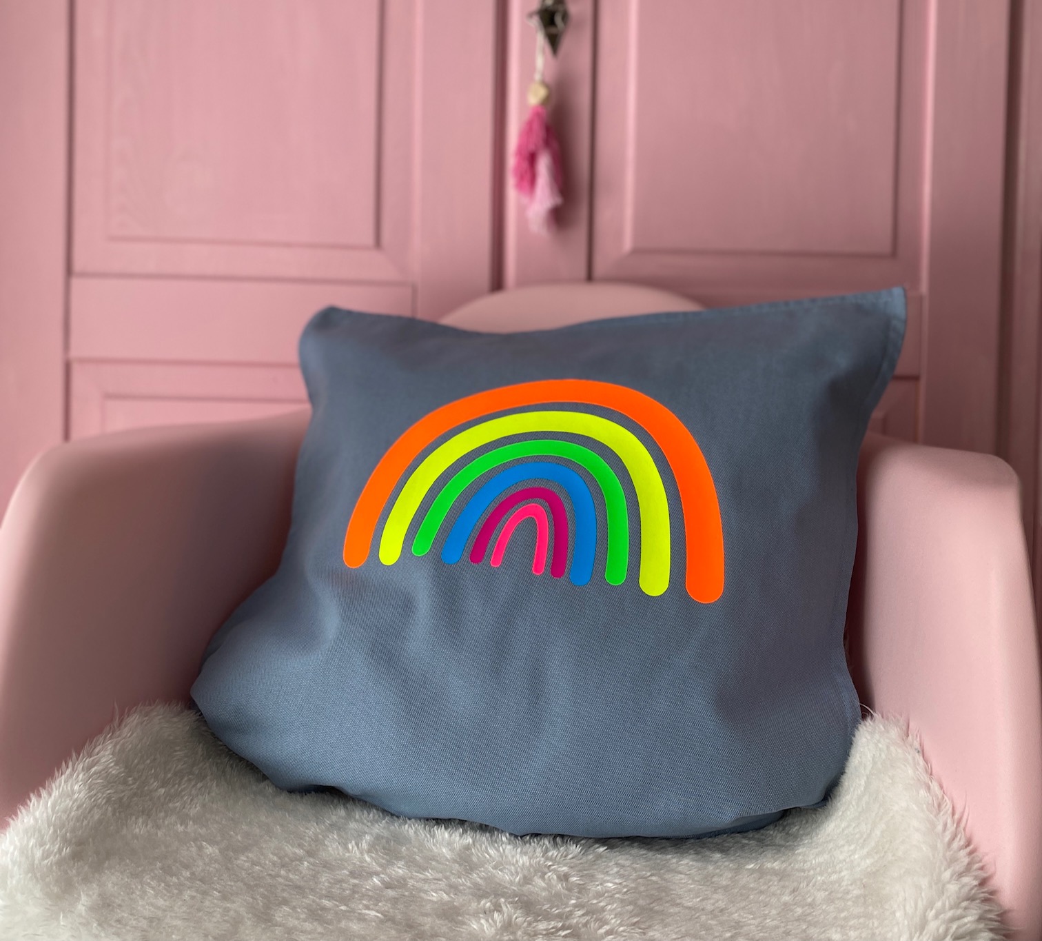 Kissenhülle mit Regenbogen in Neonfarben, hellblau/orange