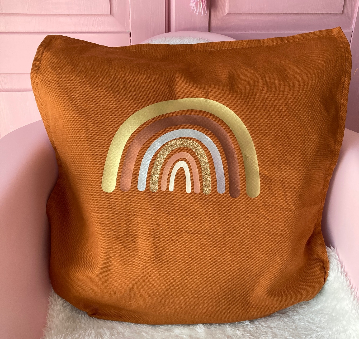 Kissenhülle mit Regenbogen in Metallicfarben, braun/gold