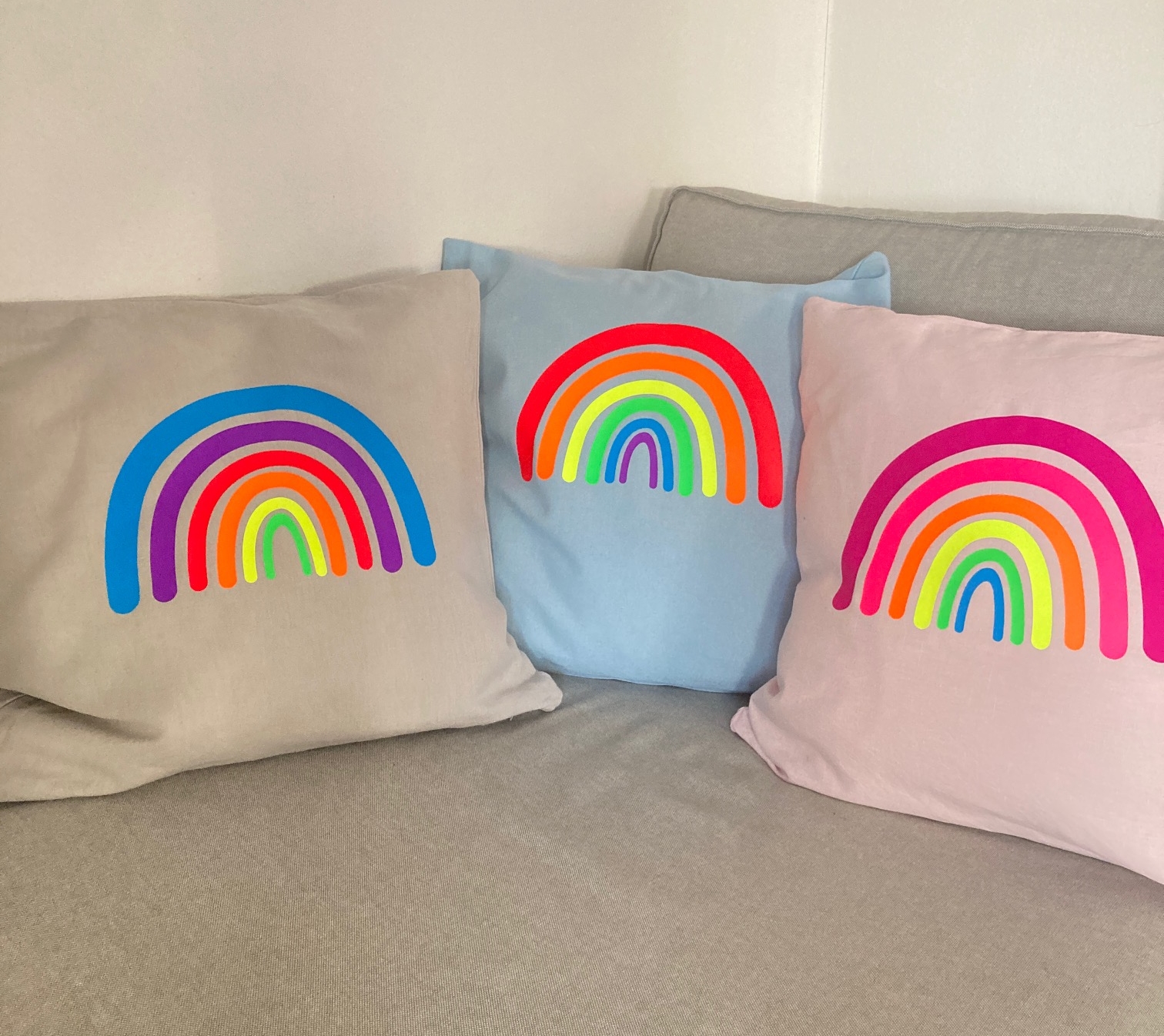 Kissenhülle mit Regenbogen in Neonfarben, hellgrau/orange
